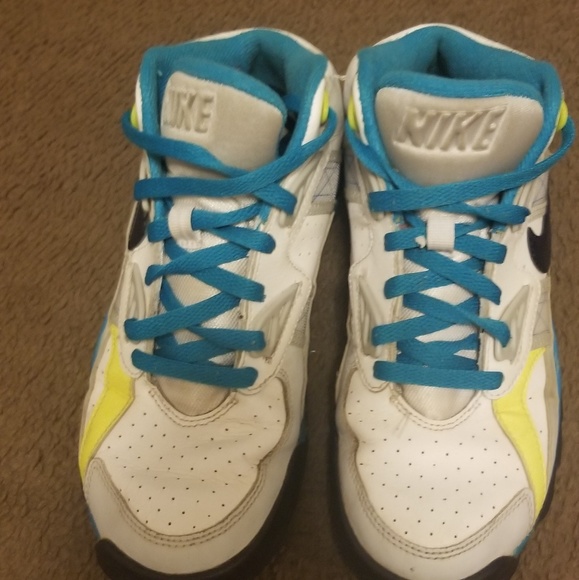 Youth Size 5 Nikes - Picture 3 of 4